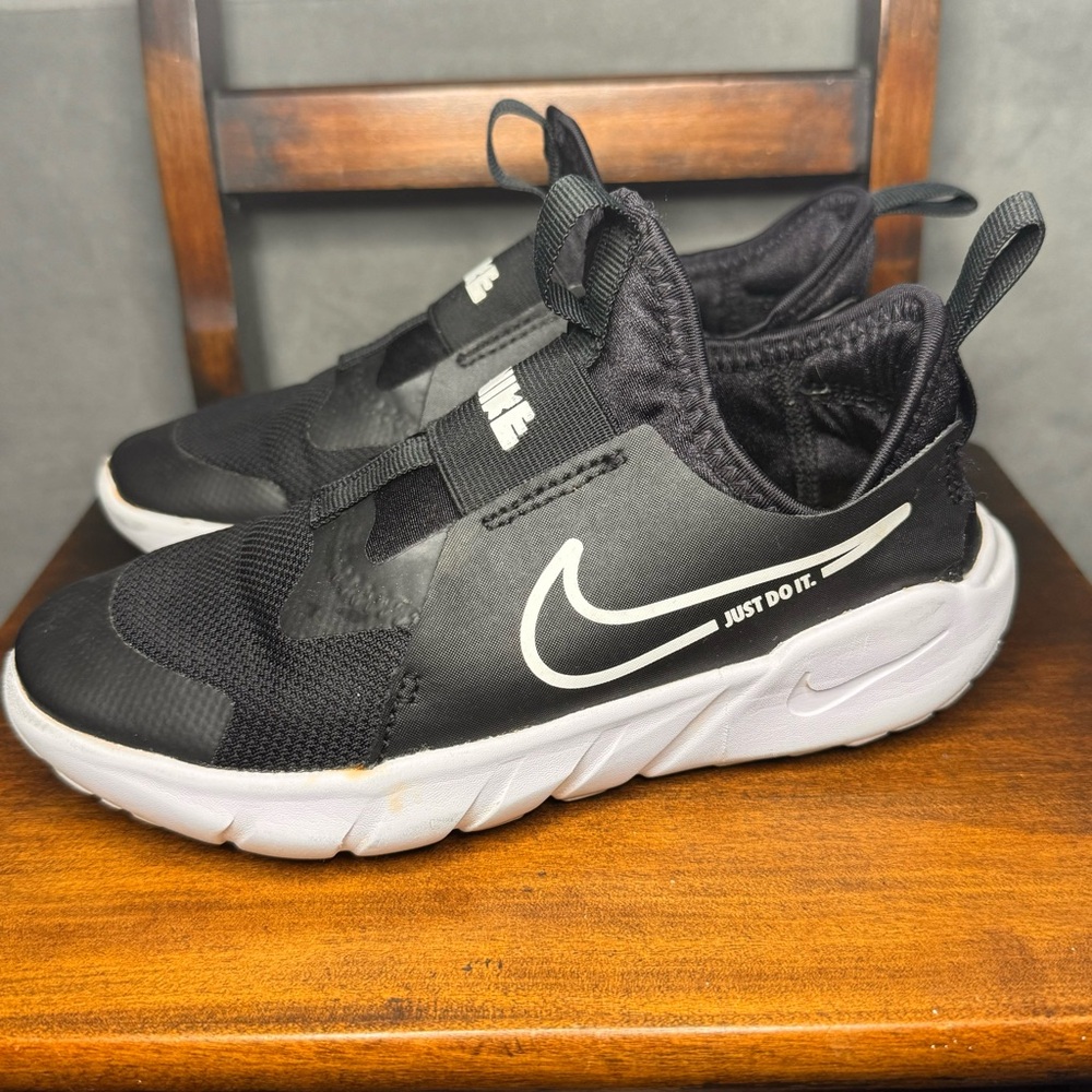 Nike Flex Runner 2 Kids Size 1Y Black &White| Slip On Running/Training Sneakers